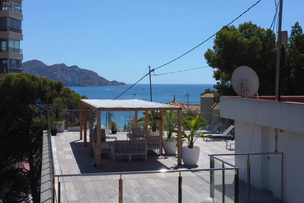 Terraza con plantas tropicales en el Edificio Sofia en Benidorm